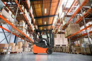 Toyota Traigo 24 elektrische heftruck pallets heffen in magazijn met hoge stellingen | Prins Maasdijk