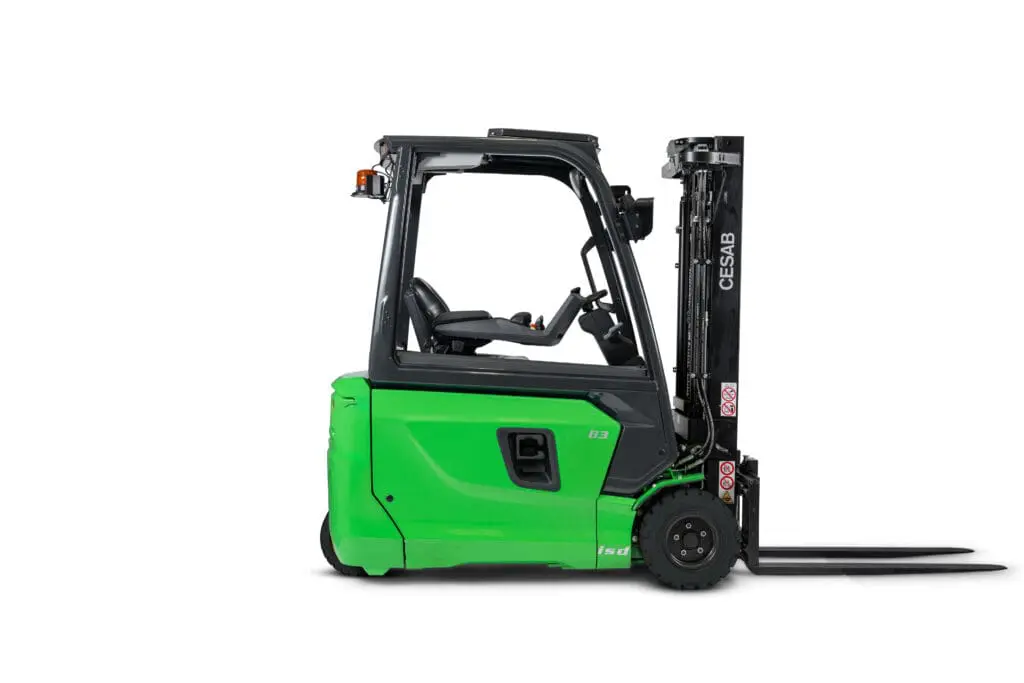 Groene CESAB B3 elektrische heftruck, rechter zijaanzicht op witte achtergrond. — Prins Maasdijk