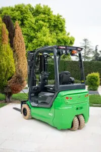 Groene CESAB B3 elektrische heftruck buiten op een terras, linker zijaanzicht. — Prins Maasdijk