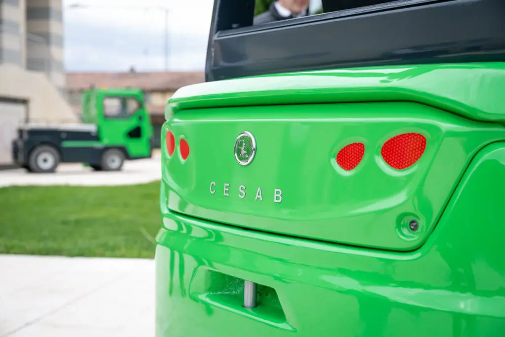 Close-up van de achterzijde van een groene CESAB B3 heftruck met logo en rode achterlichten. — Prins Maasdijk