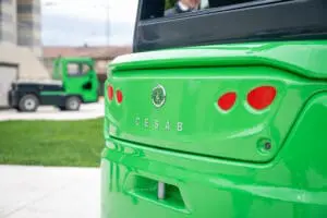 Close-up van de achterzijde van een groene CESAB B3 heftruck met logo en rode achterlichten. — Prins Maasdijk