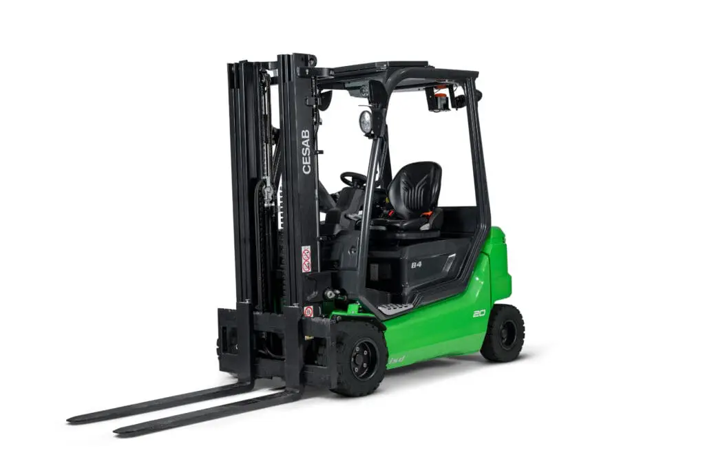 Groene CESAB B4-20L elektrische heftruck, linker-vooraanzicht op witte achtergrond. — Prins Maasdijk