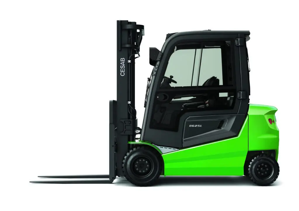 Groene CESAB B625L elektrische heftruck met gesloten cabine, zijaanzicht op witte achtergrond. — Prins Maasdijk