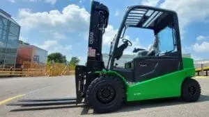 Groene CESAB B645 Li-ion heftruck buiten op een bedrijfsterrein, zijaanzicht. — Prins Maasdijk