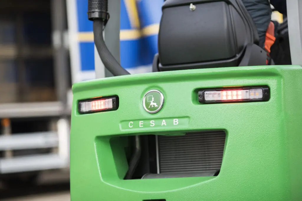 Close-up van de achterzijde van een groene CESAB heftruck met logo en LED-achterlichten. — Prins Maasdijk