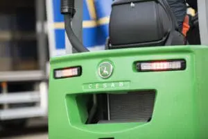 Close-up van de achterzijde van een groene CESAB heftruck met logo en LED-achterlichten. — Prins Maasdijk
