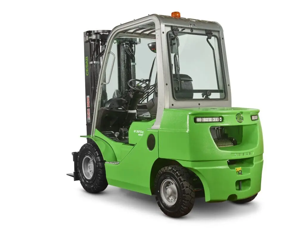 Groene CESAB M325H heftruck met gesloten cabine, gefotografeerd vanuit linker-achterhoek op witte achtergrond. — Prins Maasdijk