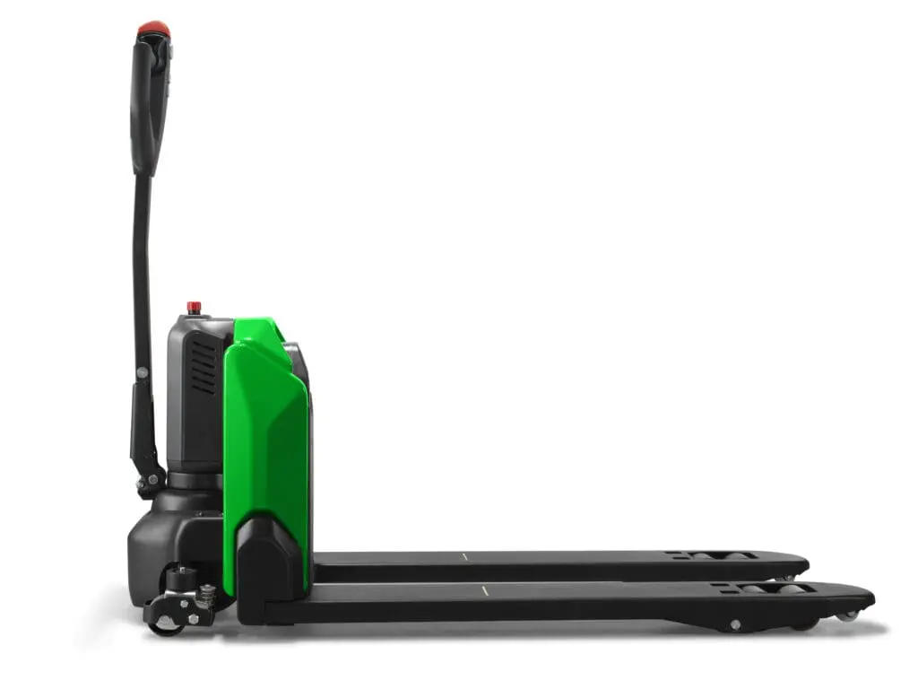 Groene CESAB P013i elektrische palletwagen, zijaanzicht op witte achtergrond. — Prins Maasdijk
