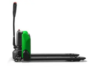 Groene CESAB P013i elektrische palletwagen, zijaanzicht op witte achtergrond. — Prins Maasdijk