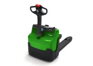 Groene CESAB P216i elektrische palletwagen, linker-vooraanzicht op witte achtergrond. — Prins Maasdijk