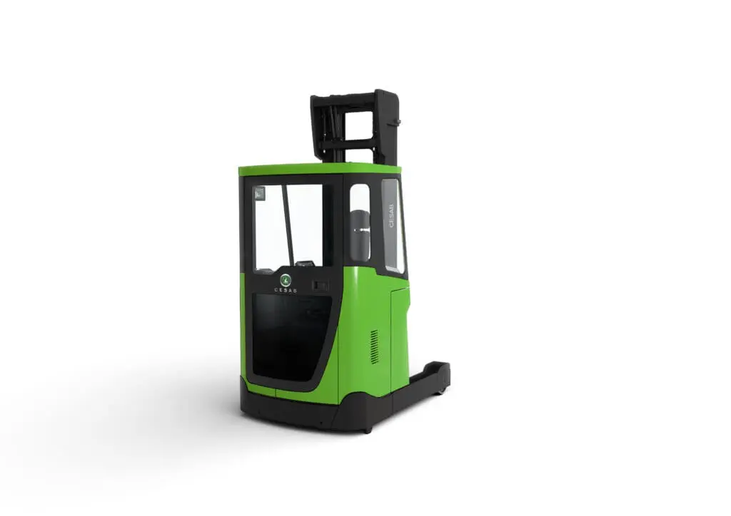 CESAB R300 elektrische reachtruck met gesloten cabine in groen, driekwart achteraanzicht op witte achtergrond | Prins Maasdijk