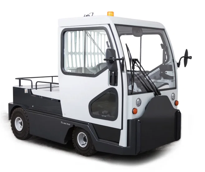 De CESAB TE152 elektrische trekker is een veelzijdige oplossing voor het verplaatsen van zware lasten binnen magazijnen, productieomgevingen en logistieke centra. Deze trekker is ontworpen voor continu gebruik en biedt een goede balans tussen kracht, wendbaarheid en comfort. Met een trekvermogen tot 15.000 kg levert de TE152 betrouwbare prestaties bij het transporteren van karren en goederenstromen. Dankzij de zitbediening en stabiele 4-wiel constructie werk je comfortabel en gecontroleerd, ook bij langere afstanden en intensieve inzet. De combinatie van elektrische aandrijving en robuuste bouw maakt deze trekker een efficiënte keuze voor intern transport.