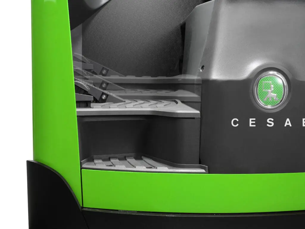 CESAB R116 reachtruck instapzone detailopname met antislip trede en ergonomische instap op witte achtergrond | Prins Maasdijk