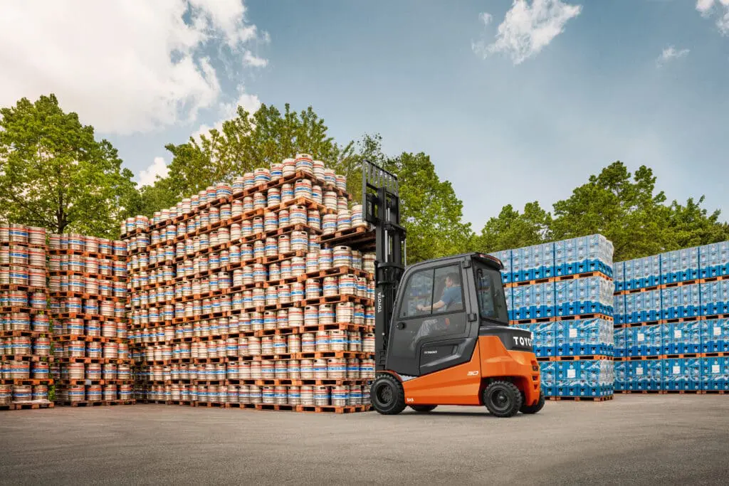 Toyota Traigo 80 elektrische heftruck stapelen van biervaten op pallets op buitenterrein | Prins Maasdijk