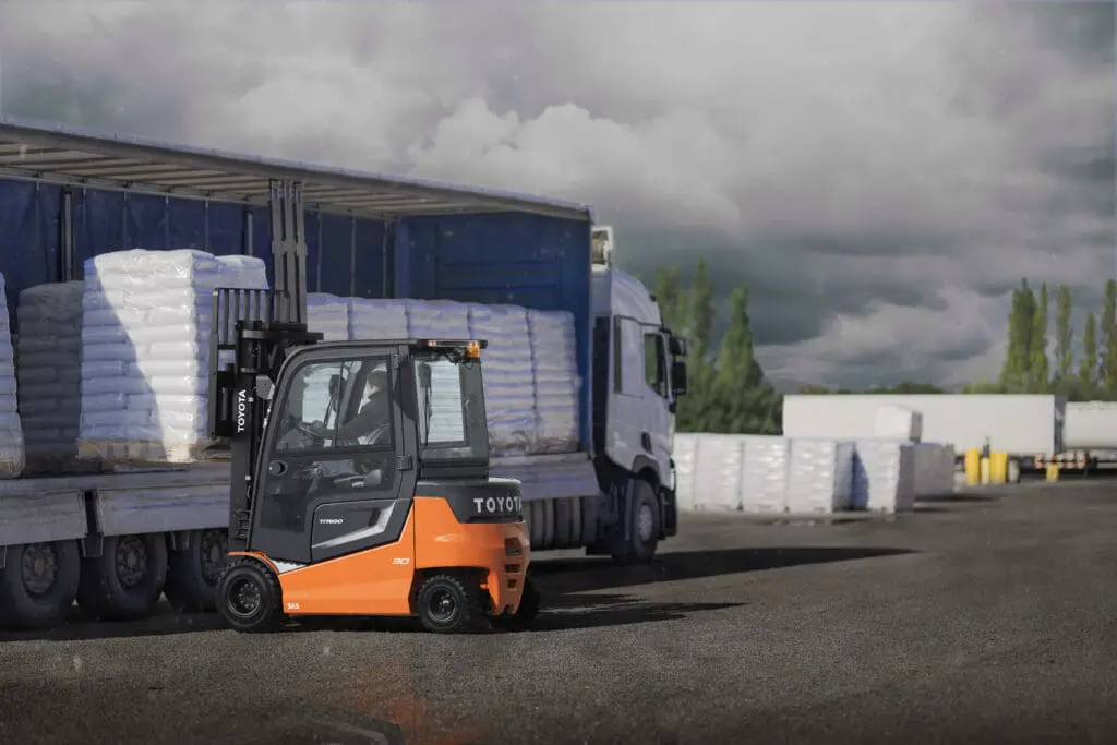Toyota Traigo 80 elektrische heftruck laden van vrachtwagen met zware pallets op buitenterrein | Prins Maasdijk