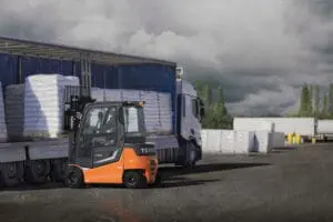 Toyota Traigo 80 elektrische heftruck laden van vrachtwagen met zware pallets op buitenterrein | Prins Maasdijk