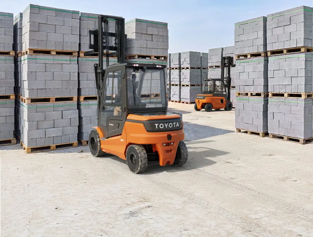 Toyota Traigo 80 elektrische heftruck stapelen van betonblokken op buitenterrein van bouwplaats | Prins Maasdijk