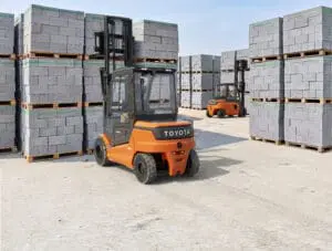 Toyota Traigo 80 elektrische heftruck stapelen van betonblokken op buitenterrein van bouwplaats | Prins Maasdijk