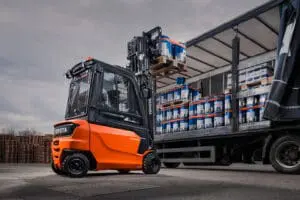 Toyota Traigo 48V 4-wiel elektrische heftruck laden van pallets in vrachtwagen op buitenterrein | Prins Maasdijk