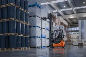 Toyota Traigo 48V 3-wiel elektrische heftruck stapelen van zware industriële containers in magazijn | Prins Maasdijk