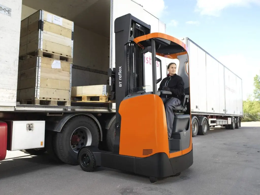 Magazijnmedewerker lost vrachtwagen met Toyota BT Reflex elektrische reachtruck bij laaddok buiten | Prins Maasdijk