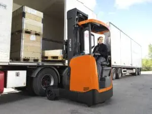 Magazijnmedewerker lost vrachtwagen met Toyota BT Reflex elektrische reachtruck bij laaddok buiten | Prins Maasdijk