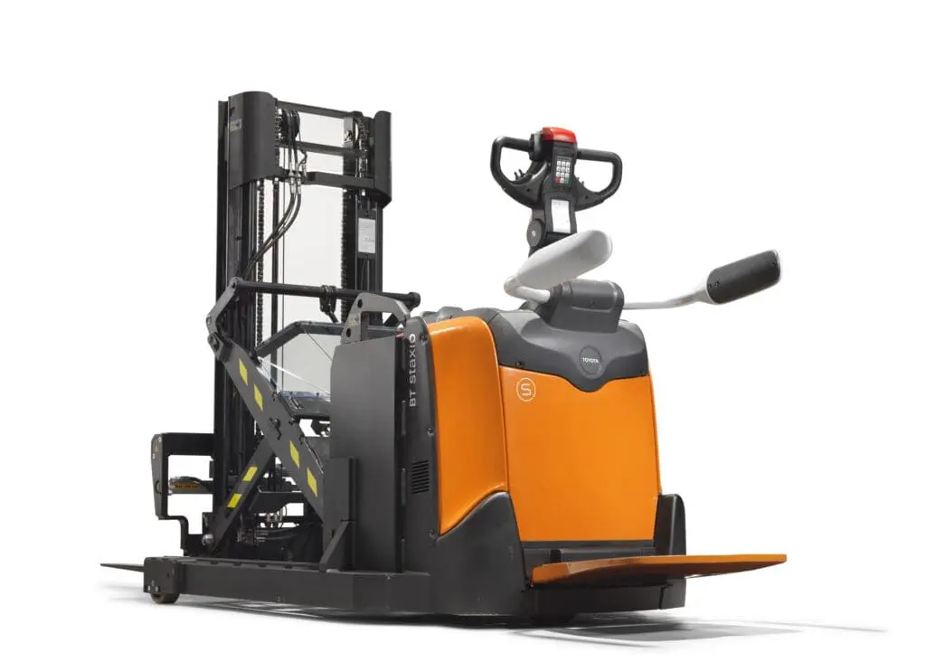Toyota BT Staxio elektrische palletstapelaar met schaarhefsysteem en rijplatform, driekwart vooraanzicht op witte achtergrond | Prins Maasdijk