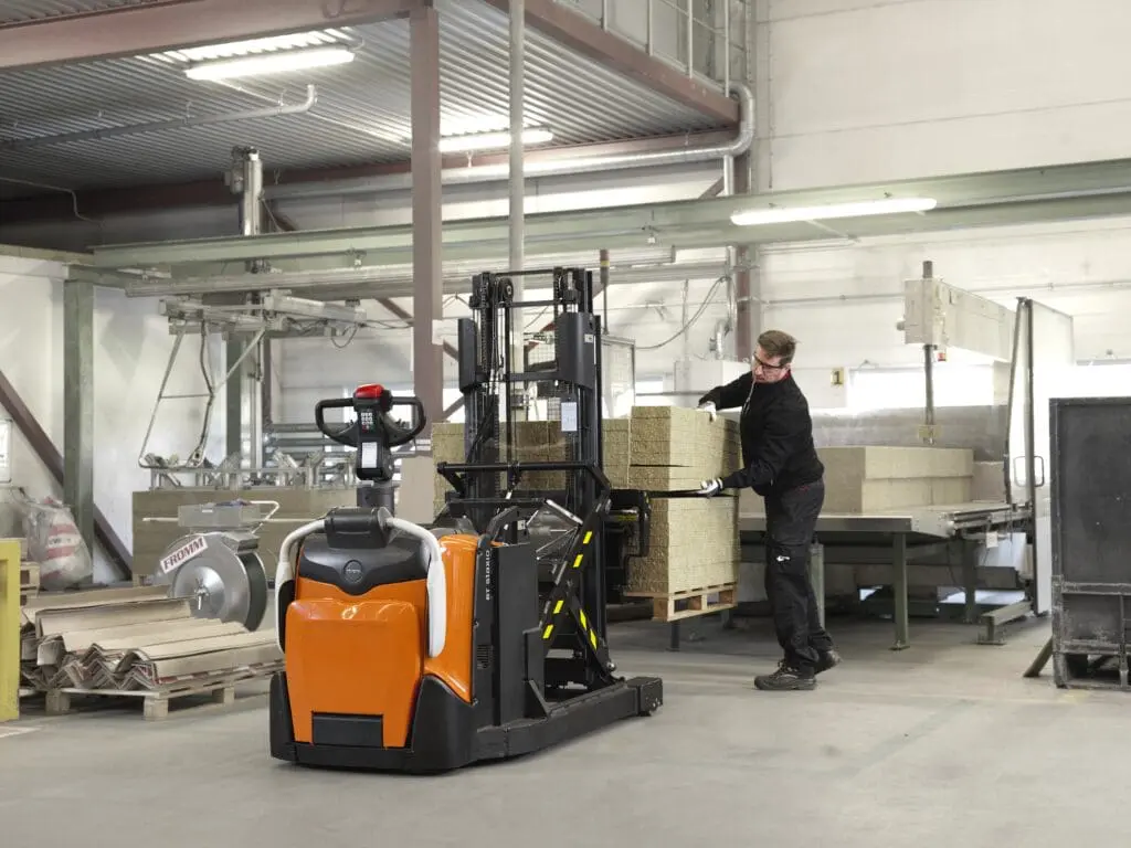 Magazijnmedewerker laadt isolatiemateriaal op Toyota BT Staxio elektrische palletstapelaar in productiehal | Prins Maasdijk