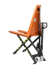 Lifter High Lifter manuele schaarpalletwagen met 1000 kg capaciteit in geheven positie, schuine vooraanzicht op witte achtergrond | Prins Maasdijk
