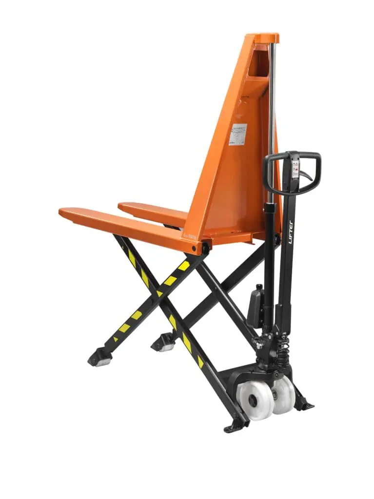 Lifter High Lifter manuele schaarpalletwagen met 1000 kg capaciteit in geheven positie, schuine vooraanzicht op witte achtergrond | Prins Maasdijk