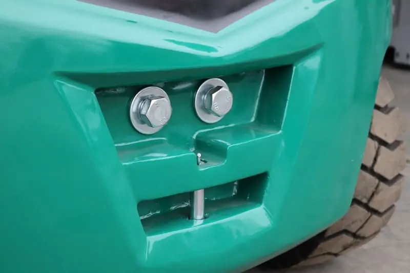 Close-up van de trekkoppeling aan de achterzijde van de groene Prins Bulldog elektrische heftruck. — Prins Maasdijk
