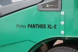 Close-up van de "Prins Panther XL-E" opdruk op de groene romp met het Prins Maasdijk logo erboven. — Prins Maasdijk