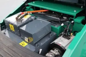 Open motorruimte van de Prins Panther XL-E met elektrische aandrijfcomponenten en bedrading zichtbaar. — Prins Maasdijk