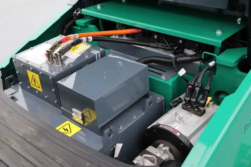 Open motorruimte van de Prins Panther XL-E met elektrische aandrijfcomponenten en bedrading zichtbaar. — Prins Maasdijk