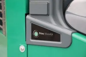 Close-up van het Prins Maasdijk logo op de groene zijkant van de Prins Panther XL-E heftruck. — Prins Maasdijk