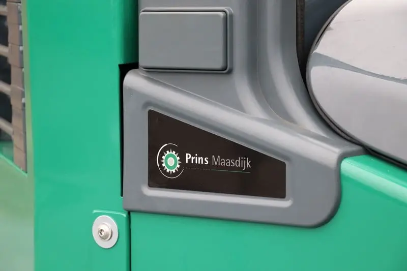 Close-up van het Prins Maasdijk logo op de groene zijkant van de Prins Panther XL-E heftruck. — Prins Maasdijk