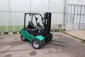 Groene Prins Tiger XXL-E elektrische heftruck buiten voor een kas, rechter-achteraanzicht. — Prins Maasdijk