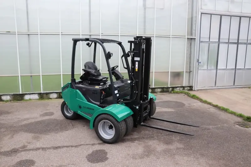 Groene Prins Tiger XXL-E elektrische heftruck buiten voor een kas, rechter-achteraanzicht. — Prins Maasdijk