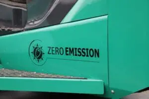 Close-up van het "Zero Emission" logo op de groene zijkant van de Prins Tiger XXL-E heftruck. — Prins Maasdijk