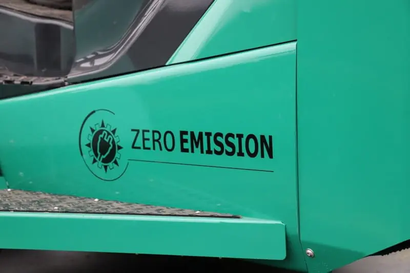 Close-up van het "Zero Emission" logo op de groene zijkant van de Prins Tiger XXL-E heftruck. — Prins Maasdijk