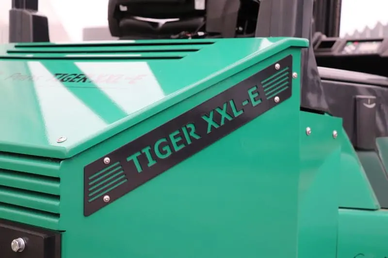 Close-up van het "Tiger XXL-E" naamplaatje op de groene romp van de Prins Tiger XXL-E heftruck. — Prins Maasdijk