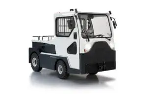Toyota Tracto PE20 elektrisch transportvoertuig met gesloten cabine en laadplatform, rechter schuine vooraanzicht op witte achtergrond | Prins Maasdijk