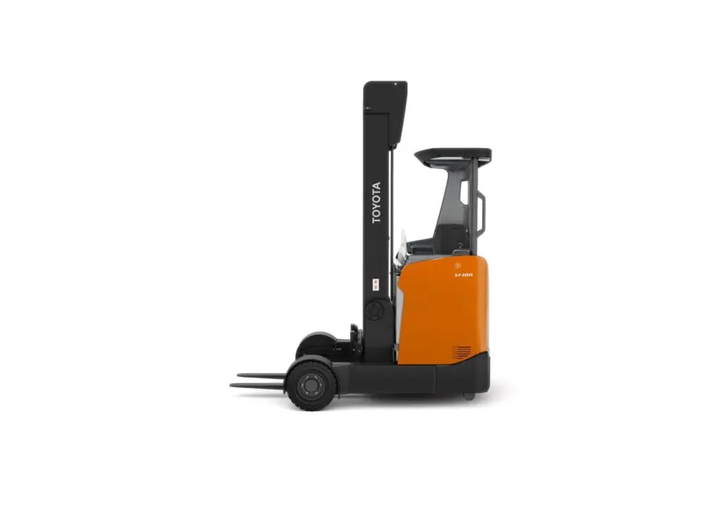 Toyota BT Reflex O-serie RRE160HR elektrische reachtruck met lithium-ion accu en roterende vorken, schuine vooraanzicht op witte achtergrond | Prins Maasdijk