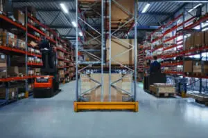 Twee magazijnmedewerkers picken orders op hoogte met Toyota BT Optio OSE120P orderpickers in magazijn met hoge stellingen | Prins Maasdijk