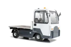 Toyota Tracto PE20 elektrische transportvoertuig met gesloten cabine en laadplatform, linker schuine achteraanzicht op witte achtergrond | Prins Maasdijk