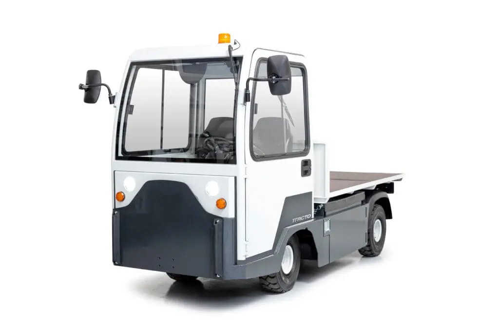 Toyota Tracto PE20 elektrisch transportvoertuig met gesloten cabine en laadplatform, rechter schuine vooraanzicht op witte achtergrond | Prins Maasdijk