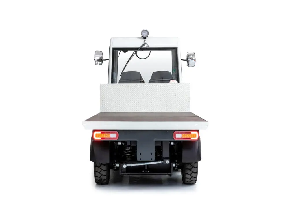 Toyota Tracto PE20 elektrisch transportvoertuig met laadplatform en trekhaak, recht achteraanzicht op witte achtergrond | Prins Maasdijk