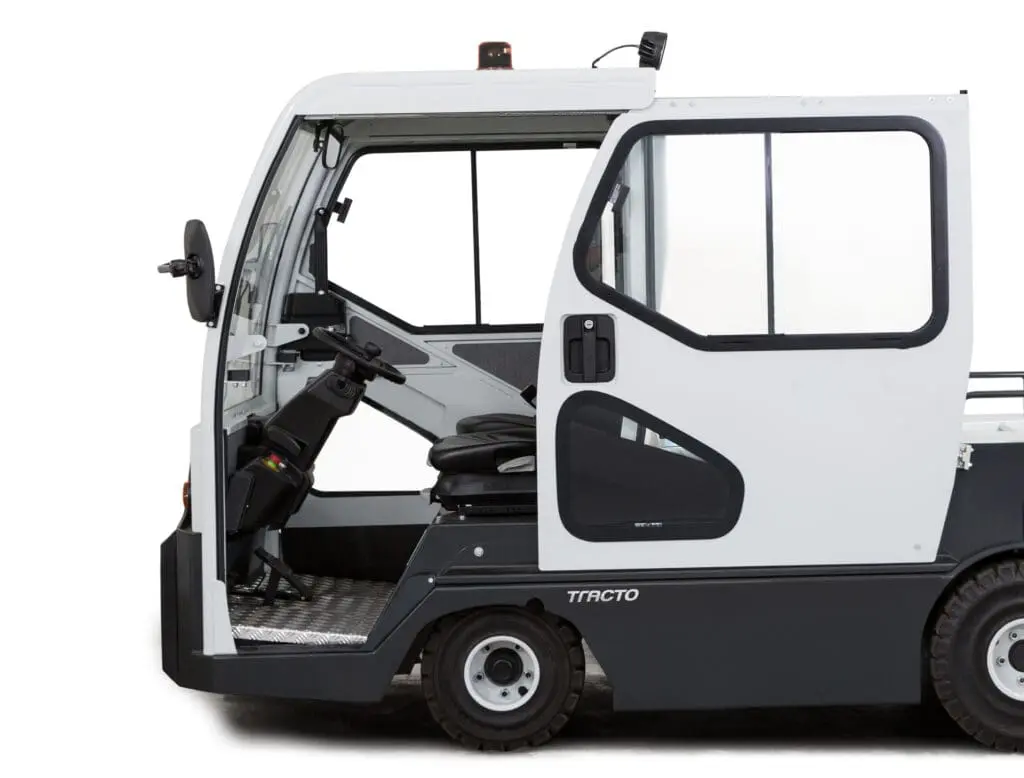 Toyota Tracto TE152 volledig gesloten cabine met schuifdeuren open, detailopname interieur op witte achtergrond | Prins Maasdijk