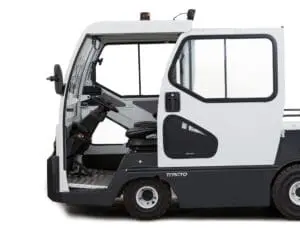 Toyota Tracto TE152 volledig gesloten cabine met schuifdeuren open, detailopname interieur op witte achtergrond | Prins Maasdijk