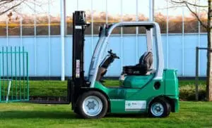 Groene Prins Tiger L heftruck van Prins Maasdijk Vorkheftrucks, zijaanzicht buiten op een gazon. — Prins Maasdijk